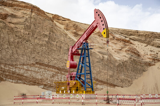 擎天巨臂探地心 石油钻井井架的技术与使命